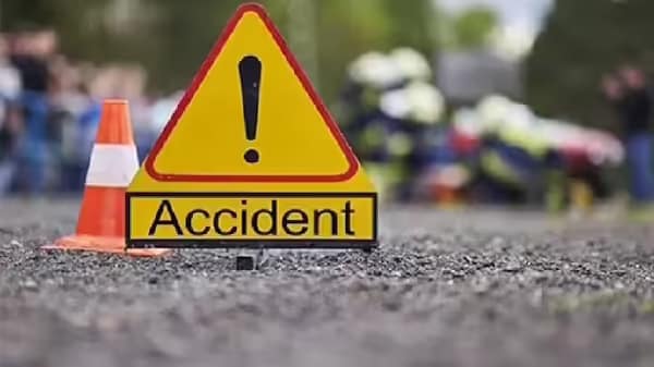 चाईबासा में टोटो पलटी, गला दबने…