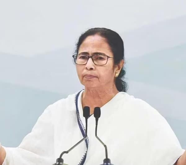 बंगाल उपचुनाव से पहले बैकफुट पर ममता बनर्जी……